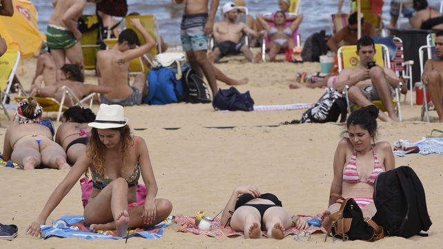 Los rosarinos buscaron la costa del rio para mitigar el calor