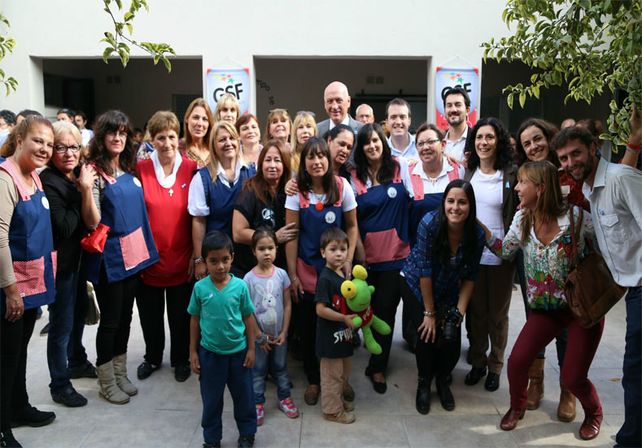 Bonfatti con maestras del CAF Nº3 de Santa Fe.