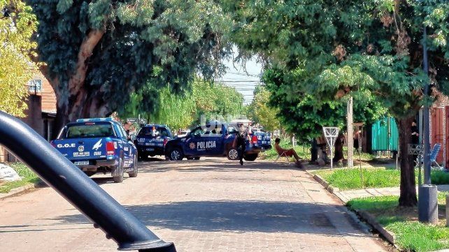 Barrio Belgrano. Fuerte operativo para detener a un joven que hirió a su propia madre con un arma blanca y se atrincheró en su casa.&nbsp;