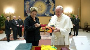 Rousseff y el Papa Francisco intercambiaron regalos y bromearon sobre fútbol