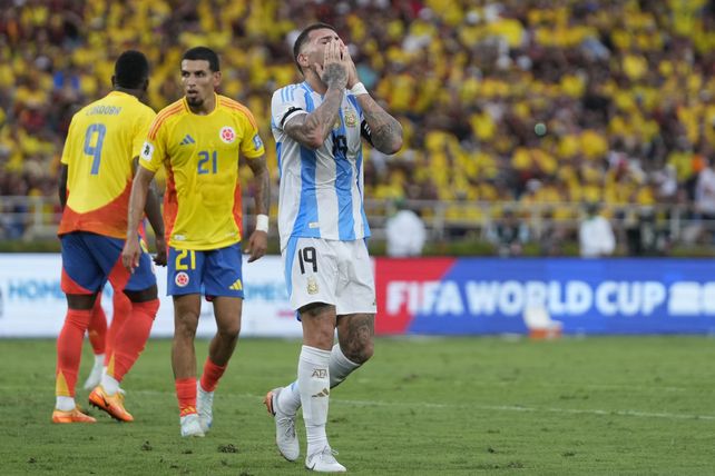 Otamenti se lamenta por un cabezazo que malogró. Argentina lo perdió tras un penal que lo tuvo como infractor.