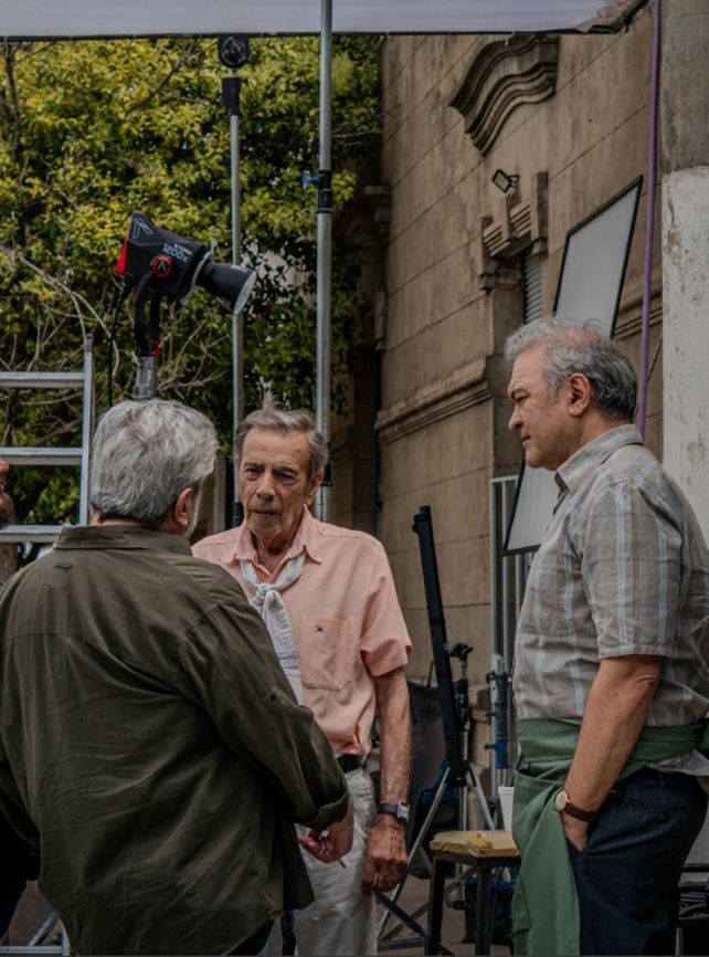 &nbsp;El arribo de César Bordón y Mario Alarcón marcó un punto de inflexión: la comunidad se volcó a las calles para presenciar escenas que combinaban la experiencia de actores reconocidos con la frescura de los numerosos y valientes protagonistas locales.