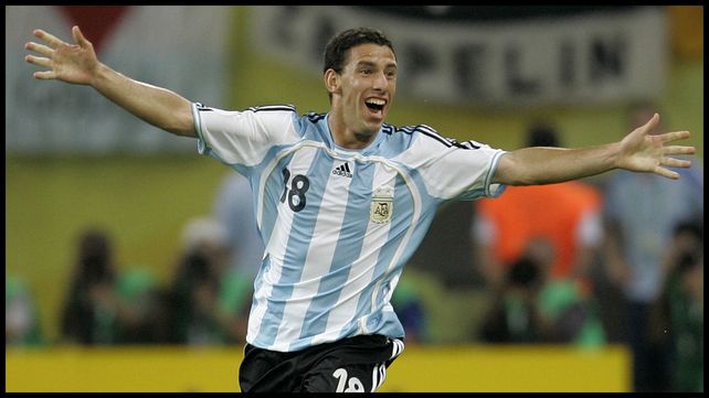 Maxi Rodríguez celebra después de anotar el segundo gol del partido contra México, durante el primer tiempo extra en el partido de fútbol de octavos de final de la Copa Mundial de Alemania 2006, en el Estadio Central de Leipzig. Fue el sábado 24 de junio de 2006. AP Photo / Roberto Candia
