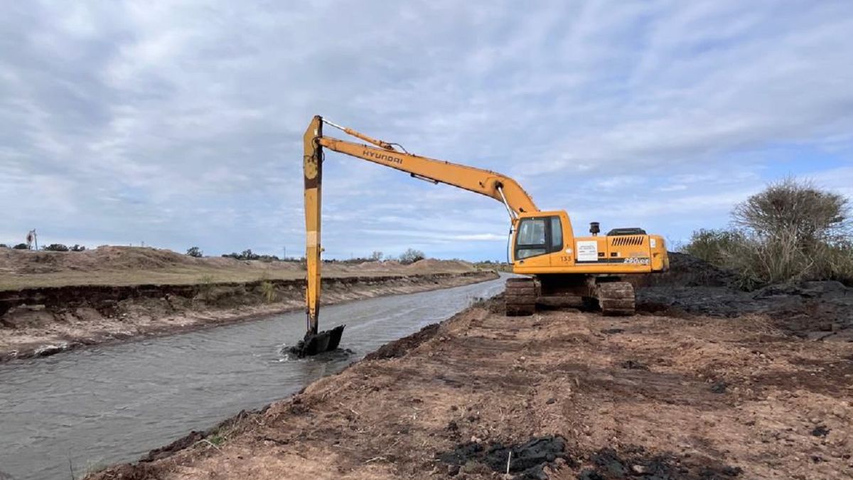 La limpieza de los canales rurales es una prioridad en el departamento General López