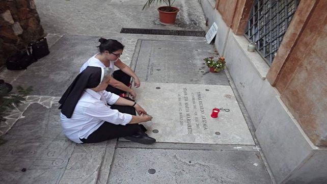 La tumba. Los fieles rezan ante el lugar donde descansa el niño.