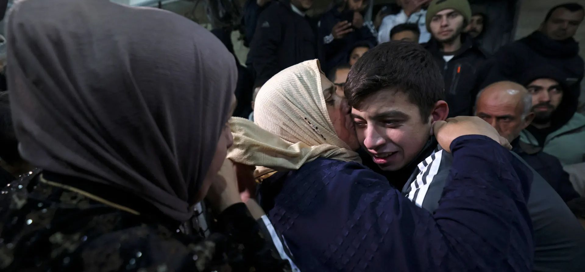 Un prisionero palestino, Khalil Zama, abraza a un familiar después de ser liberado de una cárcel israelí a cambio de rehenes israelíes liberados por Hamas de la Franja de Gaza, en su casa en la aldea de Halhul, en el norte de Hebrón, Cisjordania. Fotografía: AFP/Getty Images