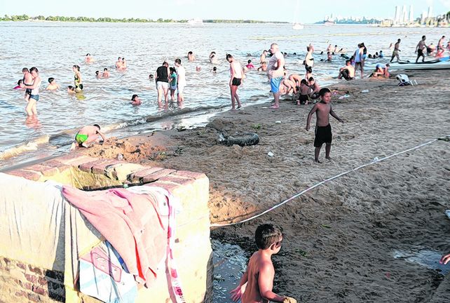 Transgresores. La cinta que rezaba peligro quedó cortada y en el piso