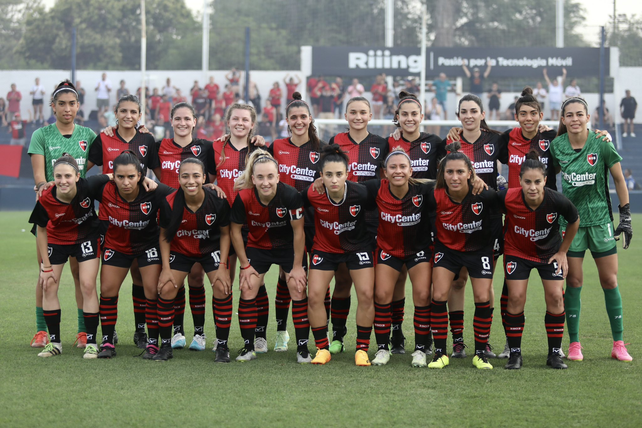 Momento histórico. El plantel completo que enfrento a Talleres el 16 de diciembre de 2023 y ascendió a primera división.