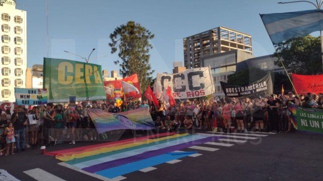 Paraná: masiva participación en la Marcha Federal del Orgullo y contra Milei