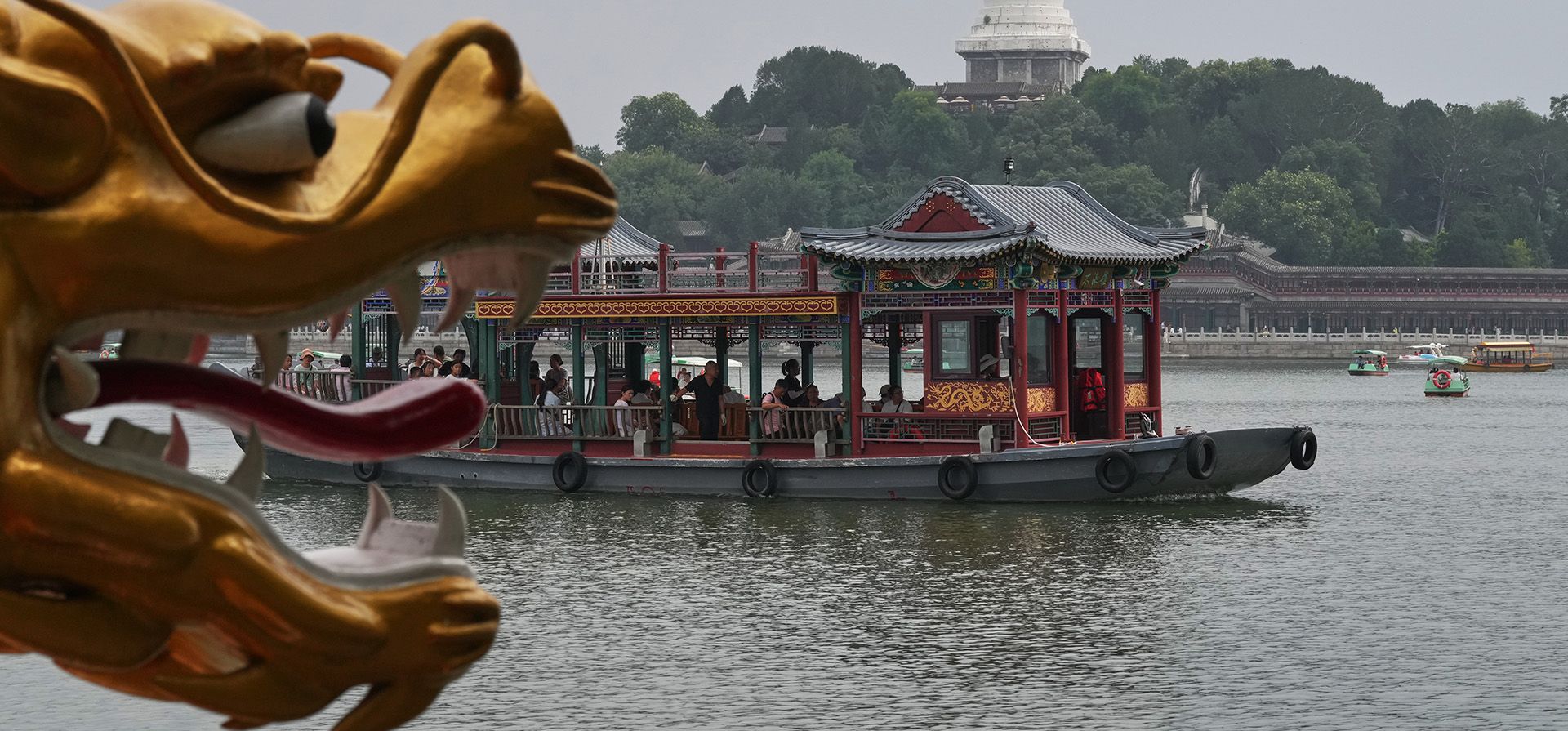 Visitantes viajan en ferry frente a la Pagoda Blanca mientras recorren el Parque Beihai, uno de los jardines imperiales antiguos más antiguos y mejor conservados de Pekín, el jueves 23 de julio de 2026. (Foto AP/Andy Wong) Visitantes viajan en ferry frente a la Pagoda Blanca mientras recorren el Parque Beihai, uno de los jardines imperiales antiguos más antiguos y mejor conservados de Pekín, el jueves 23 de julio de 2026. (Foto AP/Andy Wong)