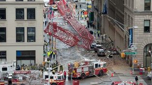 Un muerto al precipitarse una grúa en Manhattan