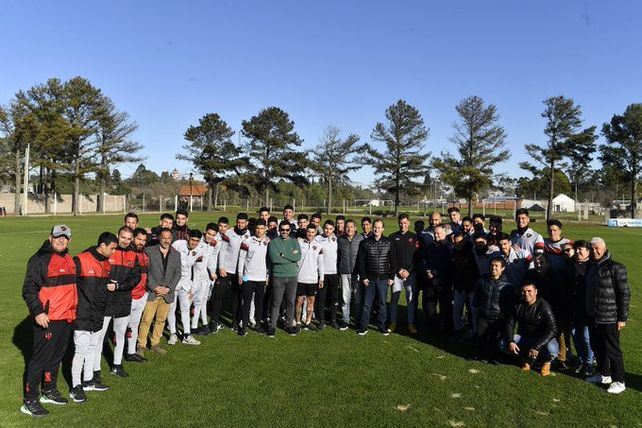 El gobernador entrerriano Gustavo Bordet concurrió al entrenamiento de Patronato para solidarizarse con el plantel tras el despojo ante Barracas Central.