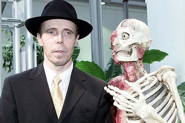 Von Hagens ganó fama