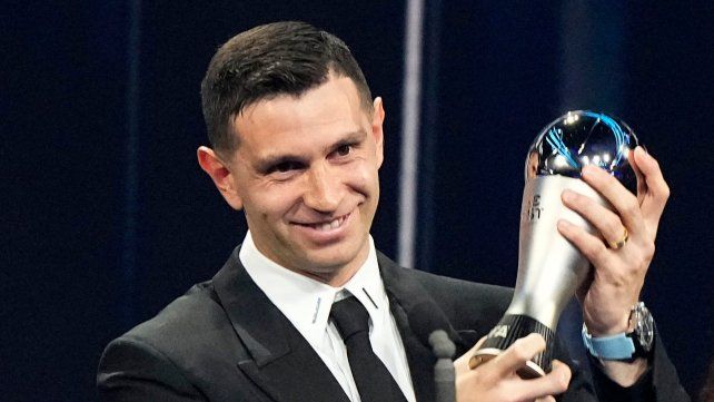 Dibu Martínez, el mejor arquero del mundo según la Fifa