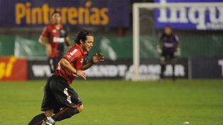 Conocé al exfutbolista de Newells que se cambió el nombre para lanzar su carrera como cantante