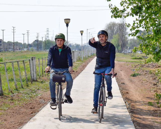 En bici. El intendente Pablo Corsalini recorrió obras con Diego Giuliano