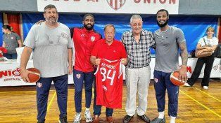 Los organizadores del Encuentro Alemán Von der Thusen homenajearon al Conejo Reynoso, a 40 años del primer ascenso de Unión a la A.