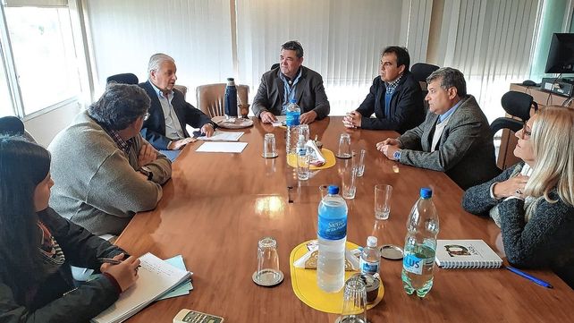 Autoridades de la CARU recibieron a los impulsores del servicio de transporte fluvial por el río Uruguay.