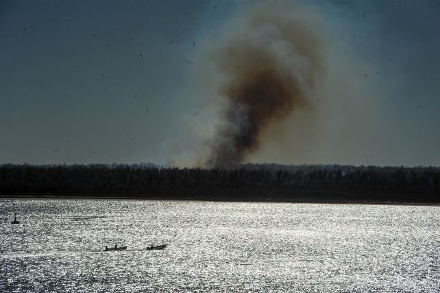 Fuego: Los incendios de las islas frente a Rosario parecen no tener fin.