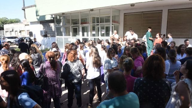 M&eacute;dicos dijeron basta a la violencia en una manifestaci&oacute;n ayer frente al Hospital Roque S&aacute;enz Pe&ntilde;a.