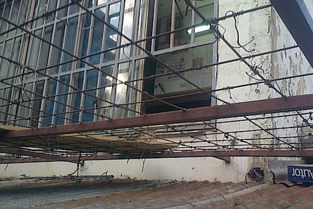 La ventana por donde ingresaron los delincuentes. /gentileza @Veroensinas