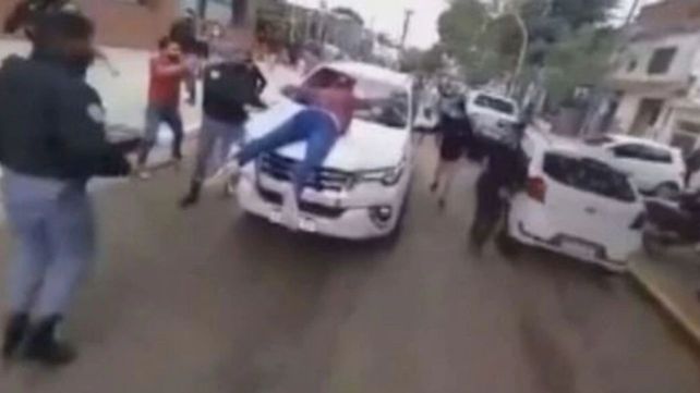 El vehículo del ministro llevó al comerciante en el capó durante varios metros. (Captura de video)