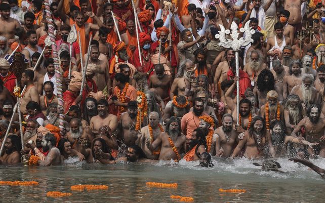 Decenas de miles de devotos hindúes se reunieron en el río Ganges para oraciones especiales