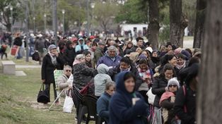 Los feligreses de Leda se concentran desde muy temprano cada martes para presenciar sus encuentros.