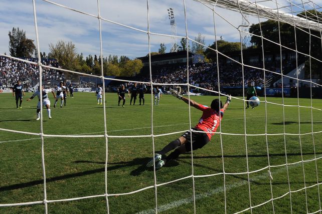 Hernán Encina convierte de penal y marca el camino al triunfo de Central ante la Lepra mendocina.
