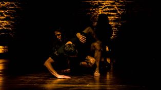 Es Bailar propone un acontecimiento escénico a través de la improvisación en múltiples lenguajes, como la danza y la música