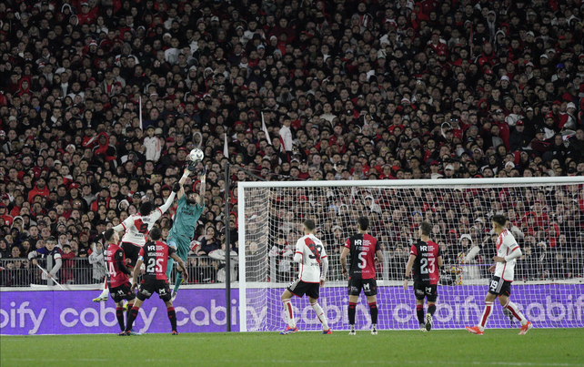 Lucas Hoyos fue el único de las inferiores de Newells que fue titular ante River.