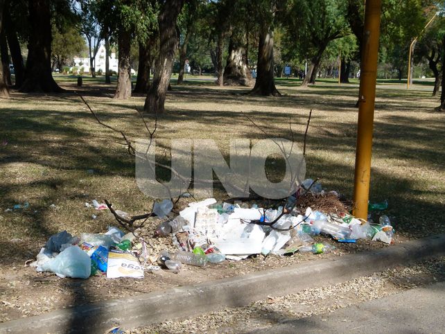 Por todos lados. Basura y ramas se acumulan en distintos sectores. También piden que los vecinos tomen consciencia y no arrojen desperdicios en el espacio verde que es de todos. Por todos lados. Basura y ramas se acumulan en distintos sectores. También piden que los vecinos tomen consciencia y no arrojen desperdicios en el espacio verde que es de todos.