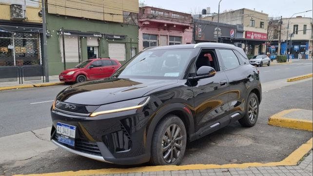 Auto híbrido. El remís presta servicio en la Agencia Logística Primera Clase SRL.