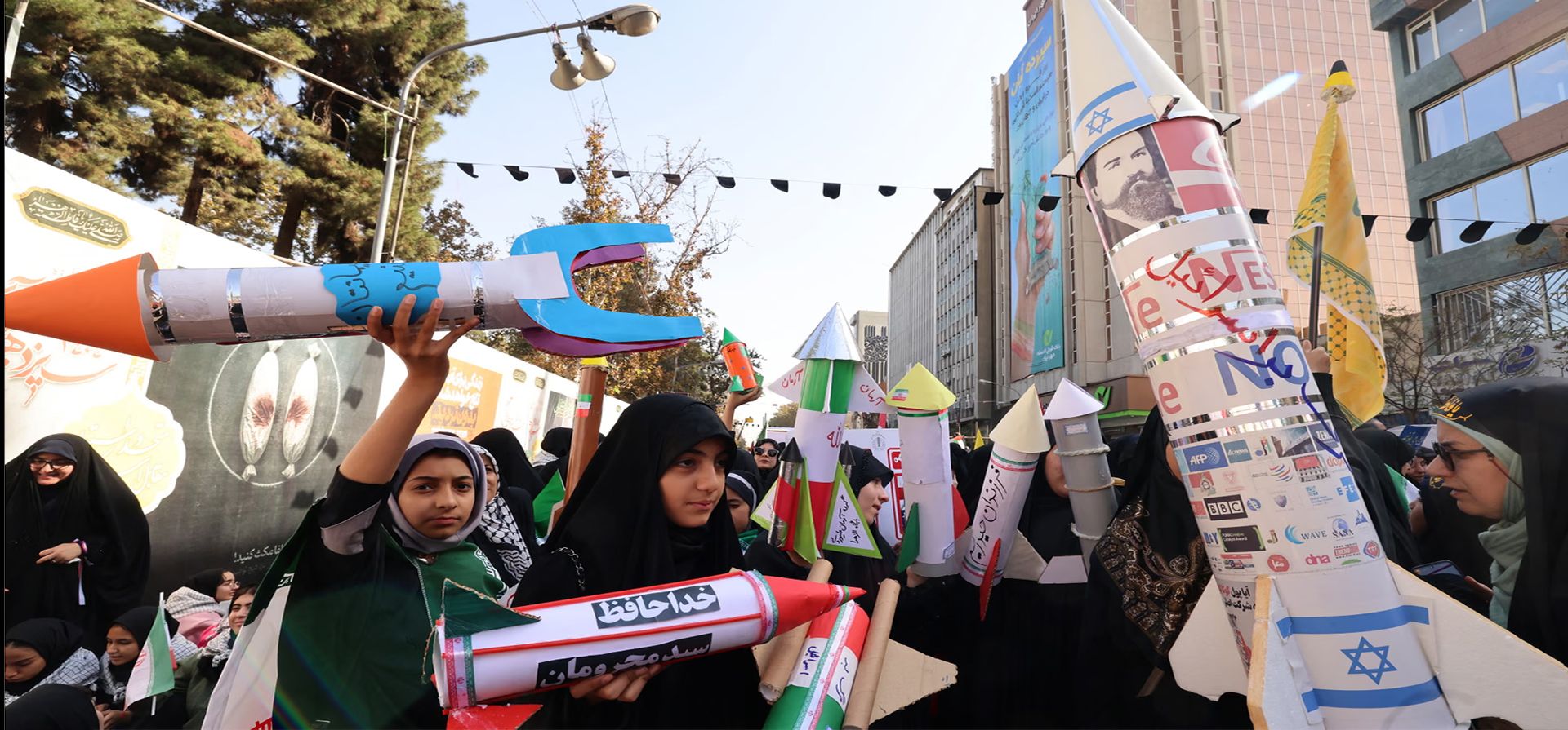 Mujeres sostienen modelos de misiles durante una manifestación frente a la antigua embajada de Estados Unidos mientras los iraníes conmemoran el 46º aniversario del inicio de la crisis de rehenes en Irán. Fotografía: Atta Kenare/AFP/Getty Images Mujeres sostienen modelos de misiles durante una manifestación frente a la antigua embajada de Estados Unidos mientras los iraníes conmemoran el 46º aniversario del inicio de la crisis de rehenes en Irán. Fotografía: Atta Kenare/AFP/Getty Images