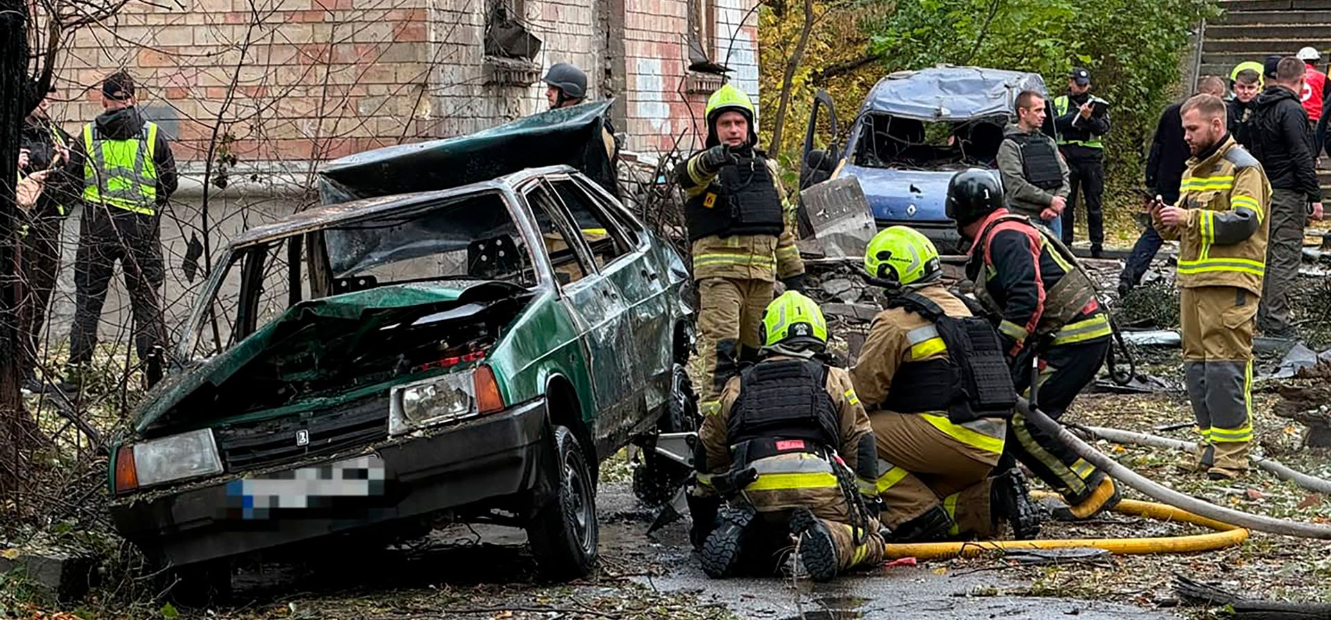 Personal de los servicios de emergencia trabaja en un neiboorhud residencial luego de un ataque aéreo ruso en Kiev, Ucrania, el jueves 15 de octubre de 2026. (Servicio de Emergencia de Ucrania vía AP)
