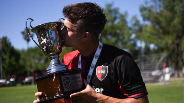 El delantero ex-Newells que emigró a España, se quedó sin club y relanzó su carrera en Uruguay