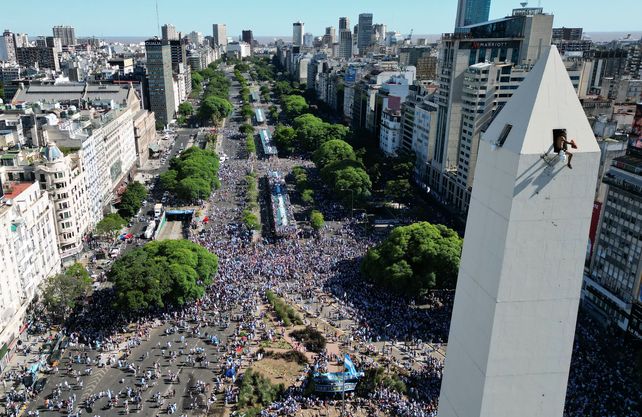 Una multitud espera este martes desde muy temprano a la selección argentina en el Obelisco. 