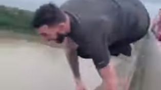 Cansado de un embotellamiento, un hombre se tira a un río infestado de caimanes