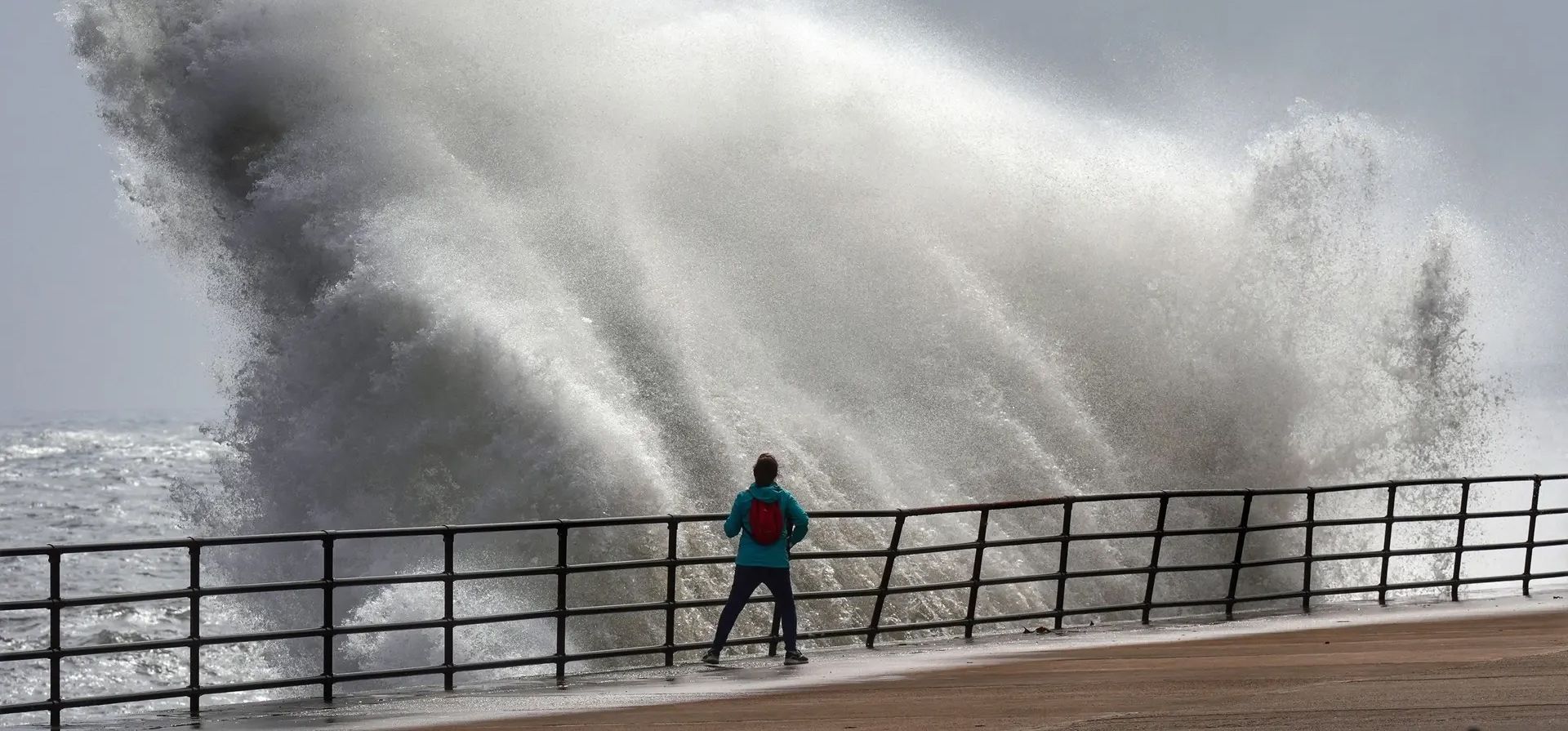 Una enorme ola se estrella contra el paseo marítimo en la costa de North Tyneside, Whitley Bay, Reino Unido. Fotografía: Owen Humphreys/PA