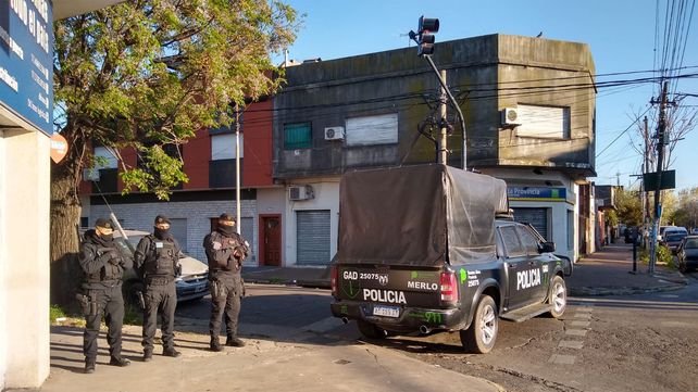 El hombre permanece atrincherado desde la noche del lunes y obligó a una gran movilización policial.