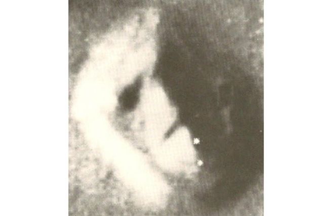 Ciudad marciana. La geografía del planeta se asemeja a una metrópolis. Además en la superficie se observaron objetos luminosos con rápidos desplazamientos.