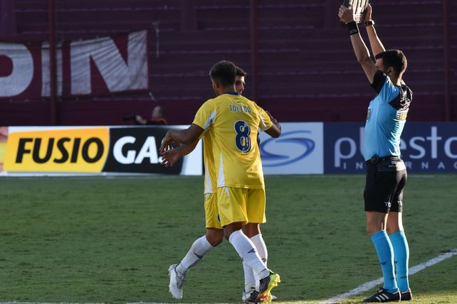 A la cancha. Toledo ingresa por Mac Allister en su debut con la camiseta de Central, en la Fortaleza.