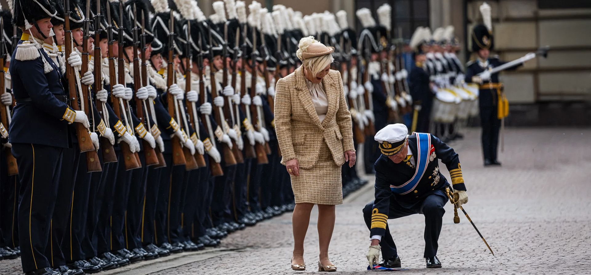 El rey Carlos XVI Gustavo de Suecia se detiene para recoger una bandera islandesa y entregársela a la presidenta de Islandia, Halla Tómasdóttir, en el patio interior del palacio real, Estocolmo, Suecia. Fotografía: Jonathan Nackstrand/AFP/Getty Images El rey Carlos XVI Gustavo de Suecia se detiene para recoger una bandera islandesa y entregársela a la presidenta de Islandia, Halla Tómasdóttir, en el patio interior del palacio real, Estocolmo, Suecia. Fotografía: Jonathan Nackstrand/AFP/Getty Images