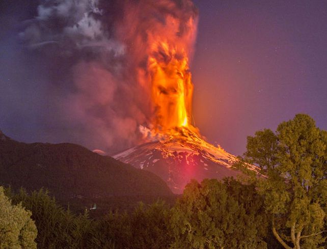 La sucesión de explosiones en tonalidades anaranjadas en el cráter del volcán iluminaron una despejada noche en el sur de Chile