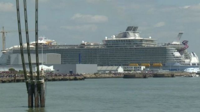 Un muerto y cuatro heridos en un accidente del crucero más grande del mundo Un muerto y cuatro heridos en un accidente del crucero más grande del mundo