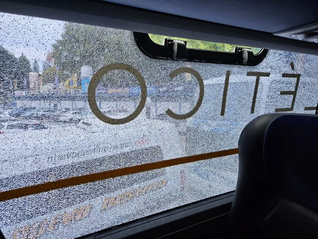 Atacaron a piedrazos al colectivo de Boca a metros del Gigante de Arroyito