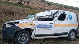 Una ambulancia chocó con un camión que llevaba gas medicinal