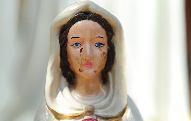 Apareció otra estatuilla de una virgen con supuestas lágrimas de sangre