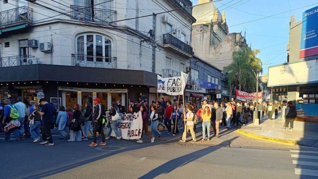 En Paraná se realiza una masiva marcha en defensa de la Universidad Pública.&nbsp;