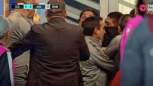Gabriel Milito, a las piñas con un ayudante del Huevo Rondina.